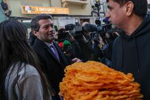 André Ventura entregou rosas aos moradores do Martim Moniz