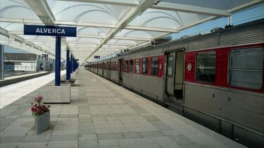 Homem barrica-se com gás para explodir a estação da CP de Alverca mas fica inanimado ao inalá-lo