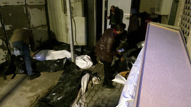 Sírios procuram corpos dos entes queridos entre os cadáveres recuperados da temível prisão de Sednaya