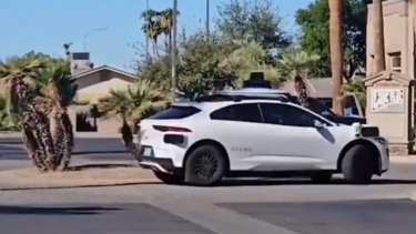 Táxi autónomo adora rotundas: deu 37 voltas sem parar até ao enjoo final!