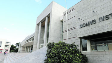 Terror dos estudantes arrisca pena efetiva. Jovem atacou vítimas com catana à porta de escolas