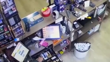 Novas imagens mostram assaltante a levar dinheiro de caixa registadora de posto de combustível em Paços de Ferreira