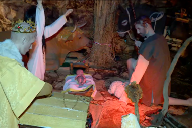 Dezenas de pessoas visitam presépio feito com material reciclado em Mértola 