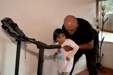 Família de criança com doença rara cria página no Facebook para apoiar tratamentos