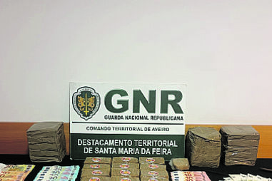 Droga e dinheiro apreendidos
