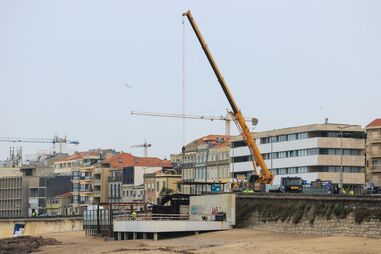 Iniciada demolição da estrutura de betão na praia do Ourigo no Porto