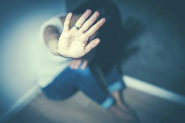 Vítima foi alvo de crescente violência psicológica e física que culminou no crime de violação