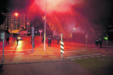 Grupo de adeptos lançou petardos e tochas e insultou os elementos do plantel quando estes saíam do estádio, perante um dispositivo policial reforçado