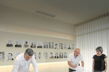 Câmara da Guarda divulgou, em 2020, venda de um terreno à Khronodefine para a construção da fábrica de pellets. Ex-autarca (à esq.) Carlos Monteiro e o advogado José Gonçalves assinaram contrato