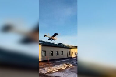 O momento em que drone atinge edifício na Rússia