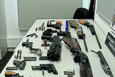 Armas apreendidas em 23 buscas em carros e casas