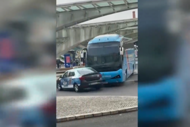 Autocarro desgovernado abalroa táxi e destrói montra no Terminal da Gare do Oriente