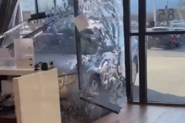 Homem entra com carro dentro de stand após ver recusado pedido de devolução da viatura