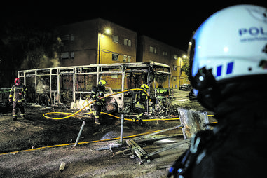 Autocarro incendiado nos tumultos, no Bairro do Zambujal, após a morte de Odair Moniz  