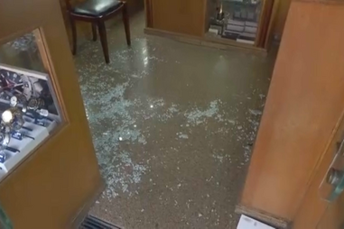 Homem armado assalta ourivesaria em Benfica. Suspeito está em fuga