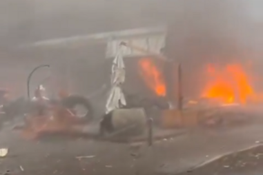 Avião despenha-se, bate em prédio e explode no Brasil