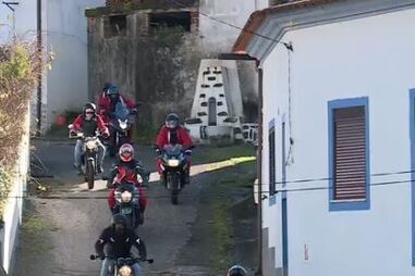 Motards vestidos de Pai Natal distribuem prendas pelas crianças do concelho de Góis