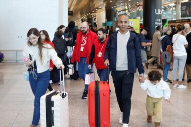 João Mário com a família chega ao Aeroporto de Lisboa