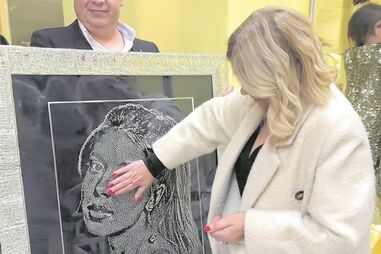 Fernanda Antunes em lágrimas com presente de Elma Aveiro