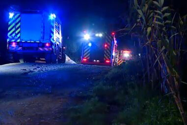 Incêndio em armazém no Cacém danifica 13 carros