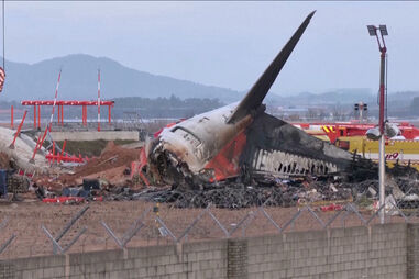 Avião despenha-se na Coreia do Sul e faz 179 mortos