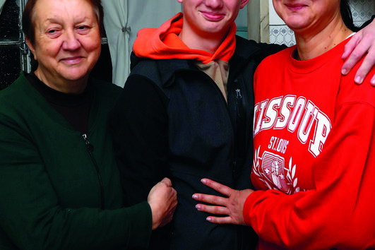 Avó Valentyna, mãe Kateryna e filho Kyrylo viviam em Mariupol, a cidade-mártir 