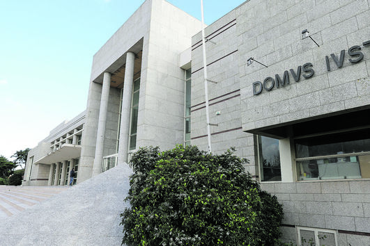 Pai de menor que matou a mãe em Algés julgado por violência doméstica