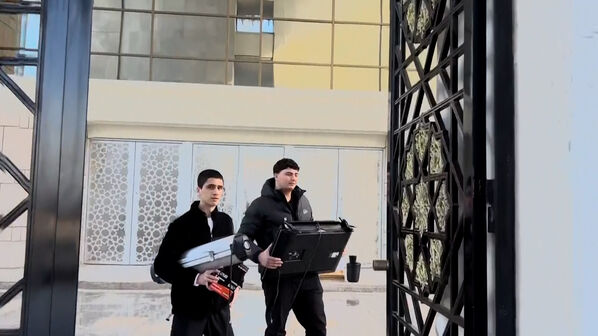 Selfies, pilhagens e incêndios: sírios invadem palácio presidencial após queda de Assad