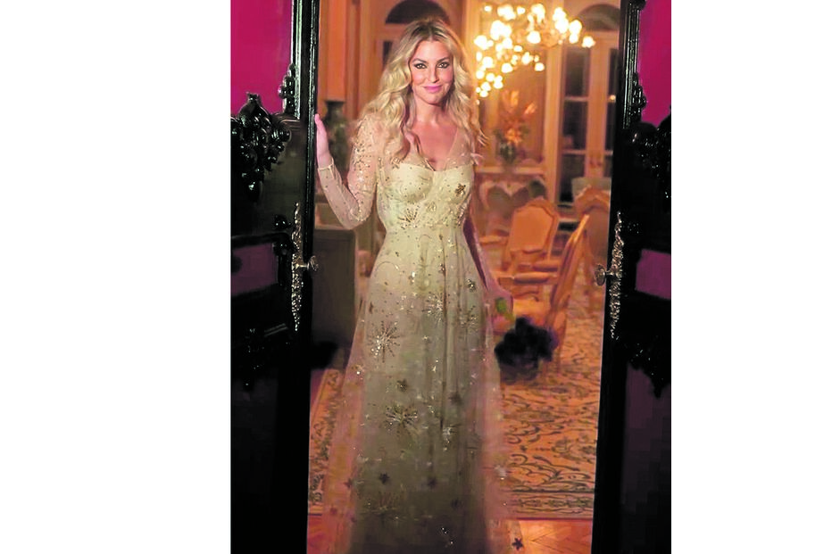 Jessica Athayde com o buquê 