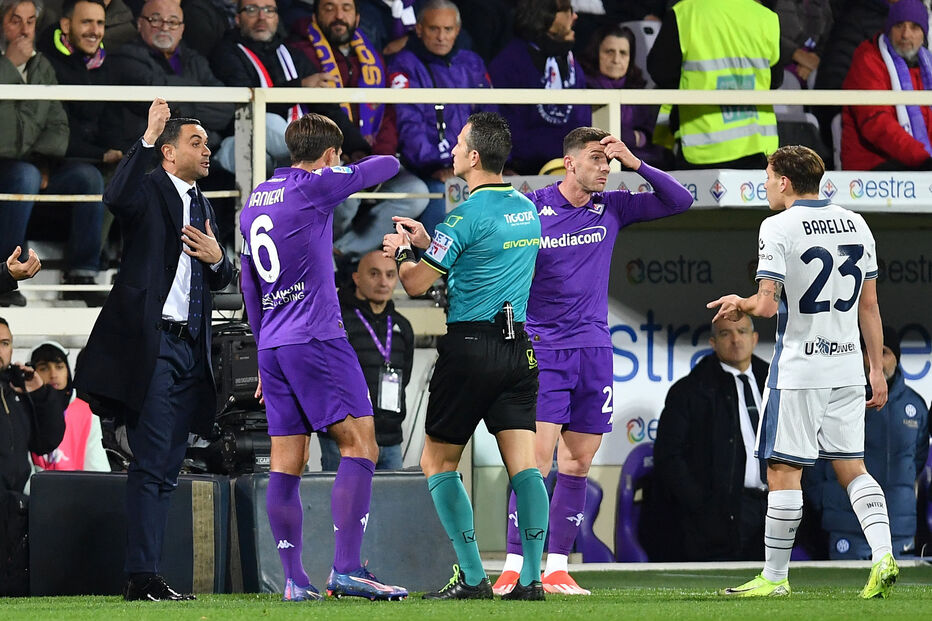 Bove cai inanimado no relvado