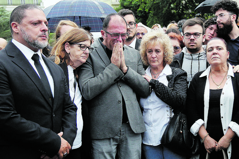 Os sobrinhos de marco Paulo durante o funerak di cantor, que morreu a 24 de outubro deste ano