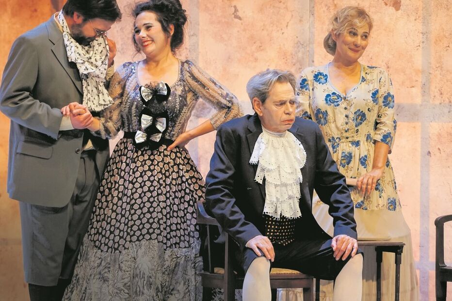 Em cena, os atores André Nunes, Carla Chambel, Marques D'Arede e Elsa Valentim, na peça 