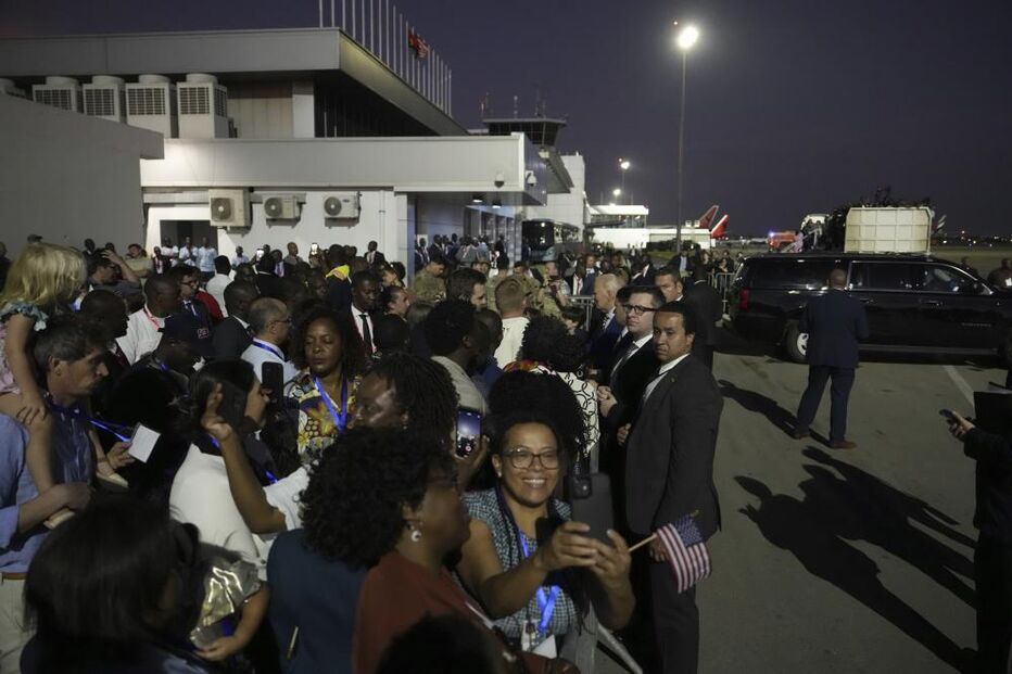Multidão aguarda chegada de Joe Biden a Luanda