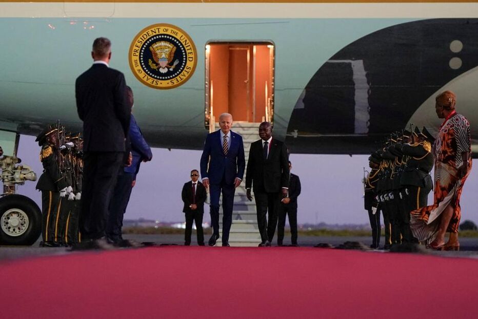 Presidente dos EUA, Joe Biden, e o Ministro dos Negócios Estrangeiros de Angola, Tete Antonio, caminham no Aeroporto de Luanda