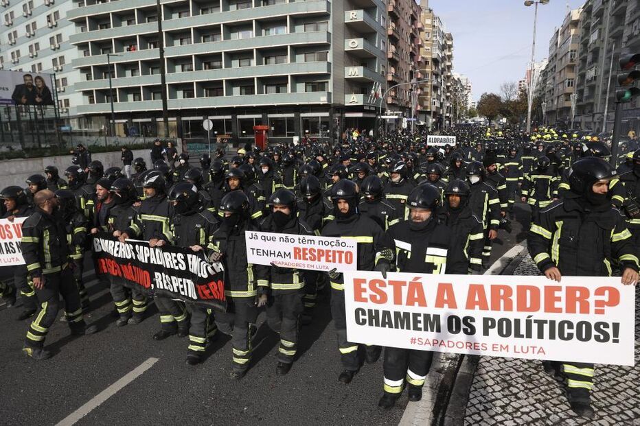 Bombeiros Sapadores em protesto em Lisboa para valorização das carreiras
