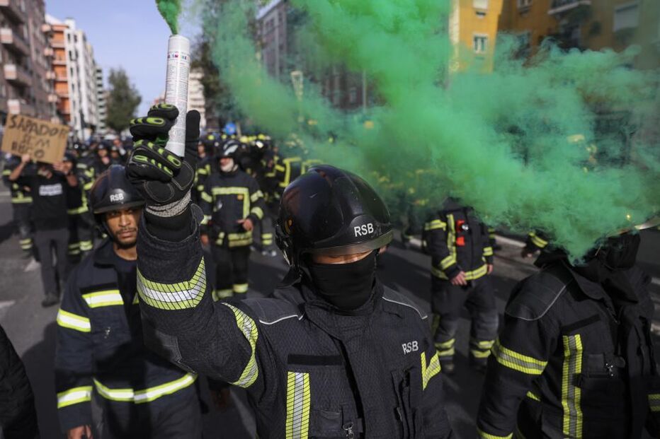 Bombeiros Sapadores em protesto em Lisboa para valorização das carreiras
