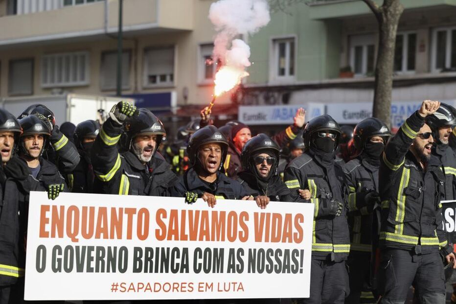 Bombeiros Sapadores em protesto em Lisboa para valorização das carreiras