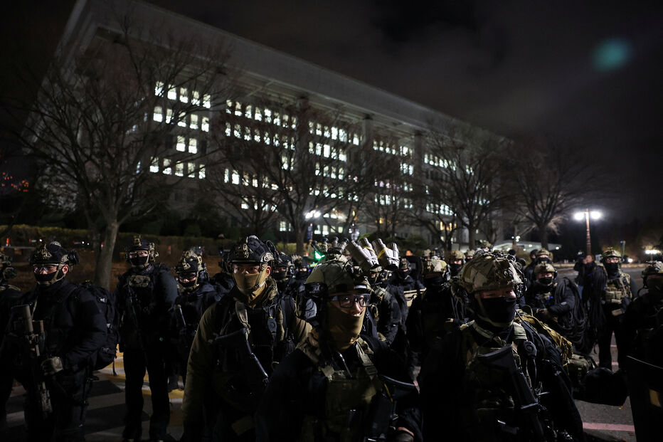 Forças militares em frente à Assembleia Nacional após presidente sul-coreado ter decretado Lei Marcial