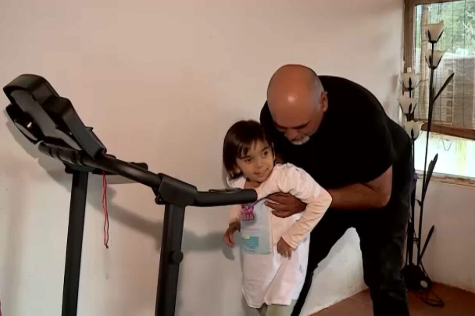 Família de criança com doença rara cria página no Facebook para apoiar tratamentos