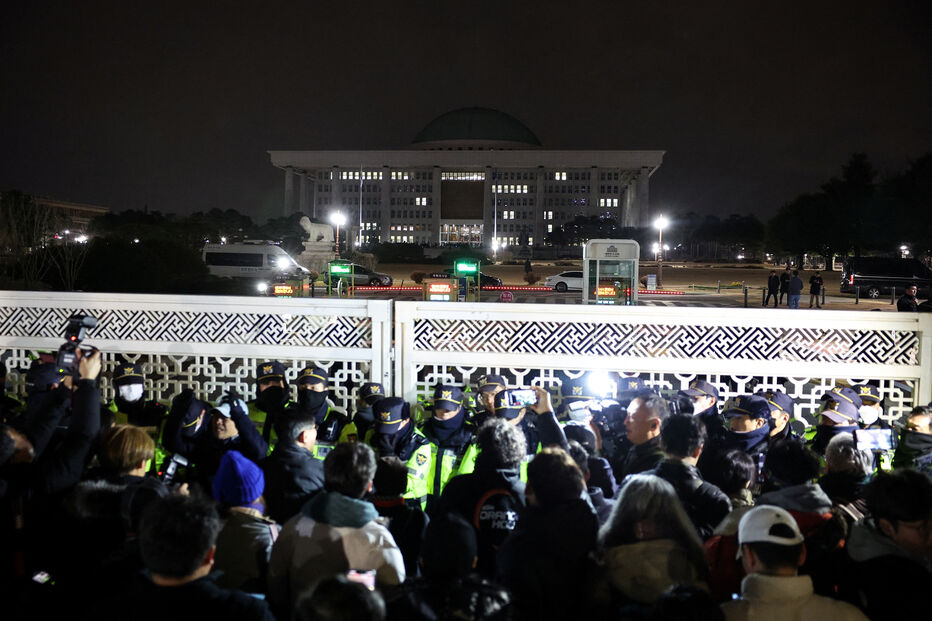 Protestos após implementação de lei marcial na Coreia do Sul