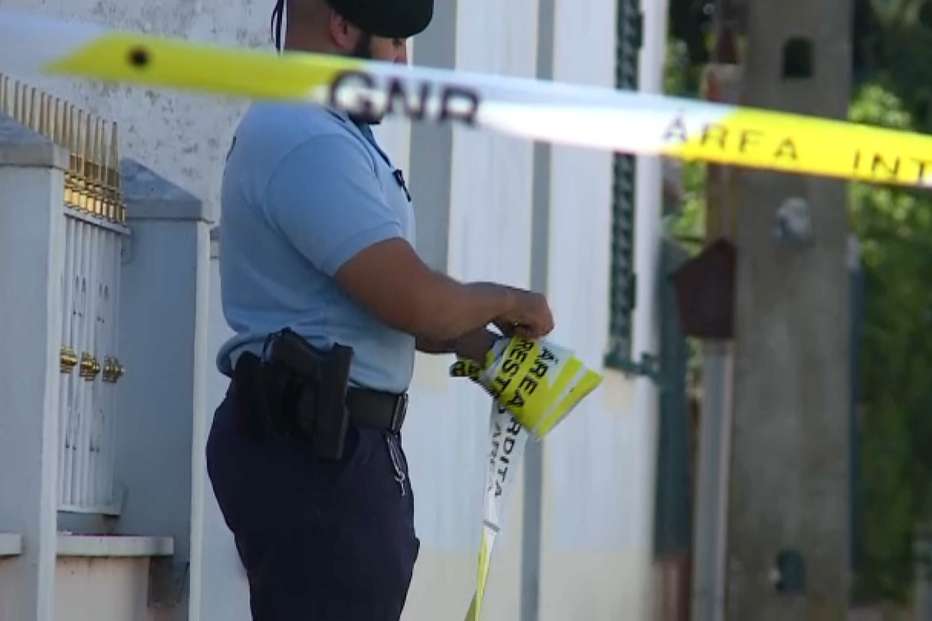 Homem mata mulher com tesoura por suspeita de traição, dorme com cadáver e entrega-se à GNR