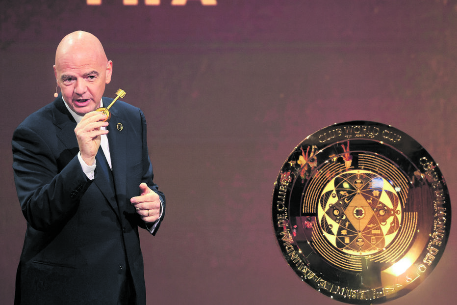 Gianni Infantino, presidente da FIFA, revela o troféu