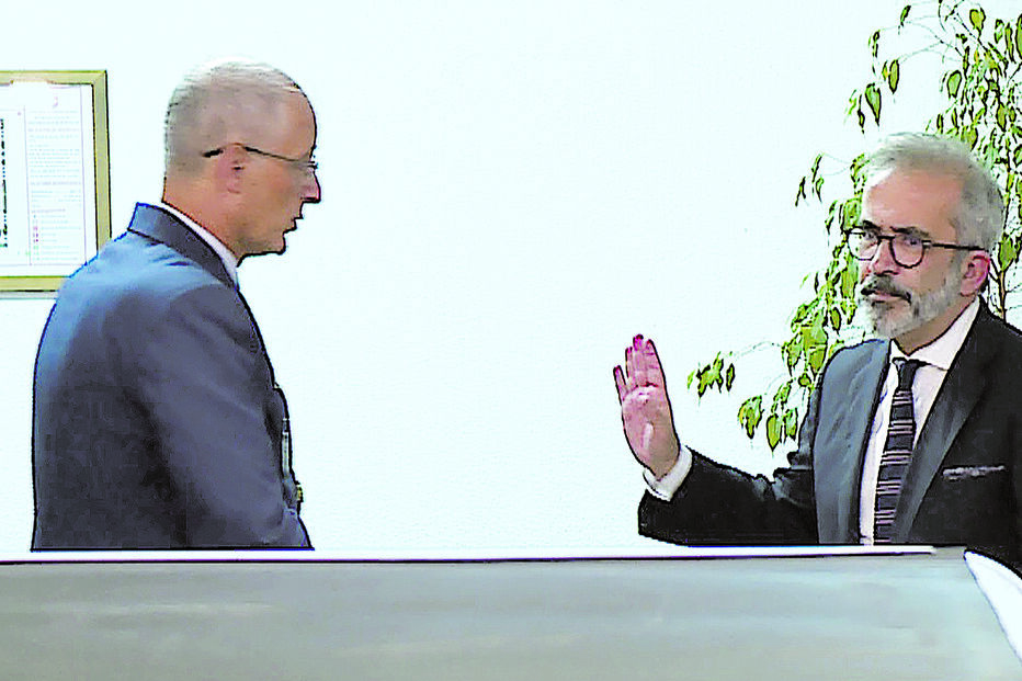 Paulo Rangel, na noite de 4 de outubro, filmado pelas câmaras de televisão a levantar a mão com desdém para o comandante do Aeródromo de Trânsito n.º 1 