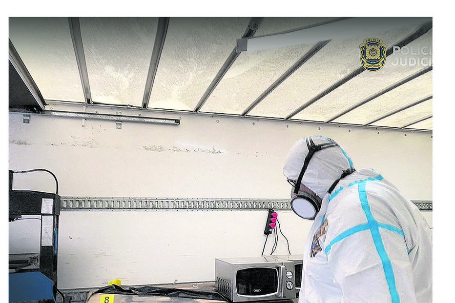 Elemento da Polícia Judiciária durante as buscas no laboratório onde a cocaína era 'cozinhada', na Lourinhã