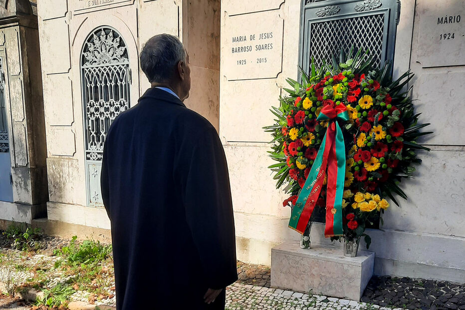Marcelo Rebelo de Sousa depositou coroa de flores no jazigo de Mário Soares
