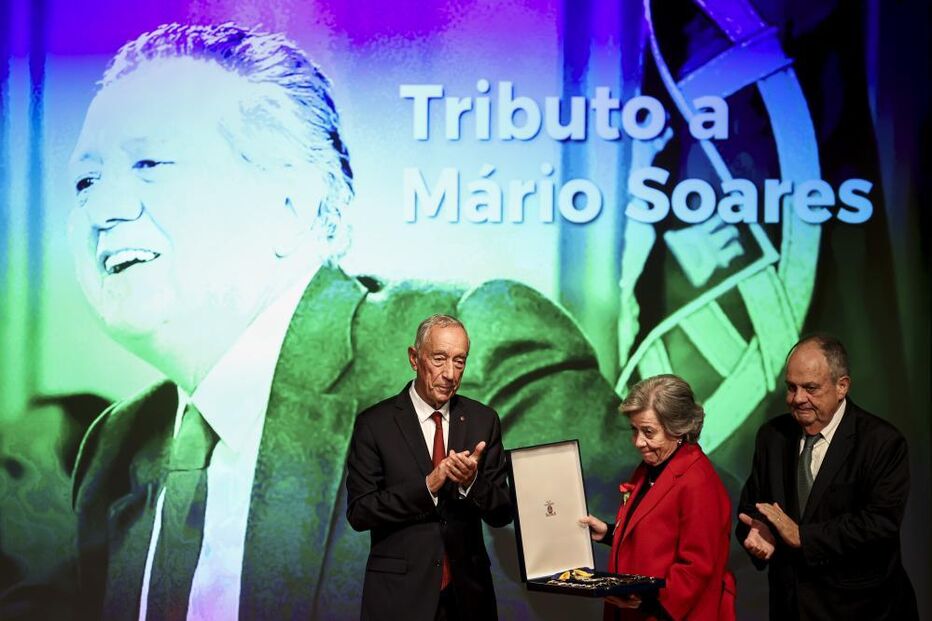 Marcelo condecora Mário Soares