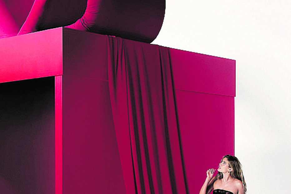 Sara Sampaio deseja Feliz Natal em modo sexy