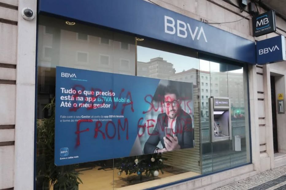 Ativistas pela Palestina pintam e partem vidros de bancos 