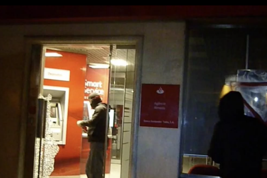 Ativistas pela Palestina pintam e partem vidros de bancos 