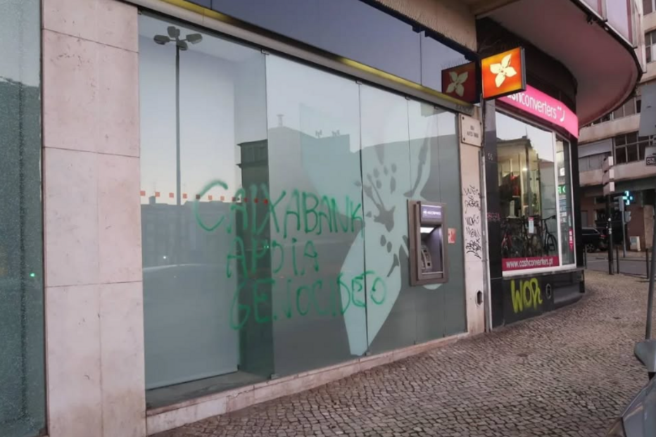 Ativistas pela Palestina pintam e partem vidros de bancos 